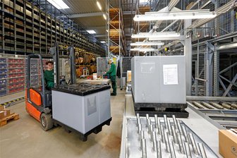 Mugler: Größtes Oberlungwitzer Unternehmen erklimmt neue Höhen und will auch in Zukunft weiter wachsen - Nicht nur für Azubi Florian Aurich (li.) und Toni Schlegelmilch im Bereich Lager und Logistik der Firma Mugler gibt es viel zu tun.