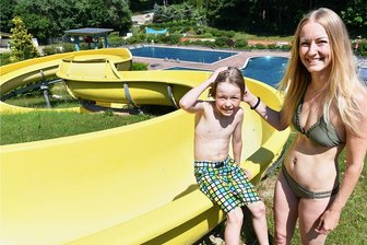 Mulda: Badespaß trotz kürzerer Öffnungszeiten - Im Muldaer Erlebnisbad fanden die mehr als 100 Besucher am Mittwochnachmittag eine Wassertemperatur von 21Grad Celsius vor - und strahlten mit der Sonne um die Wette. Im Bild Besucherin Michelle Braun mit ihrem achtjährigen Sohn Hardy. 