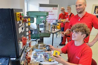 Mulda: Elektroanlagenbauer  Klüber baut neue Lehrwerkstatt auf - In der Lehrwerkstatt der Klüber Elektroanlagenbau in Mulda zeigt Lehrausbilder Filip Löffler (r.) Tom Klink, Azubi Elektroniker für Energie- und Gebäudetechnik, ein Messgerät für Isolationen von Leitungen und Gebäudetechnik. Dahinter stehen Lehrausbilder Udo Draeger mit Azubi Fabian Vogler. 