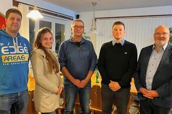Mulda feiert 2023 Hutstadtfest - Der Vorstand des neuen Dorfvereins Mulda: Marcel Bäsler, Rebecca Ruscher, Tom Braun, der Vereinsvorsitzende Marcel Schäfer und Holger Bachmann (v.l.). Am Freitagabend hat sich der Verein im Vereinsheim des Sportvereins Mulda gegründet. Auch Bürgermeister Michael Wiezorek nahm an dieser Veranstaltung teil.