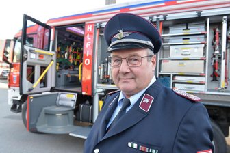 Mulda: Gemeinde investiert in Feuerwehr, Schule und Bahnhofsareal - Gemeindewehrleiter Gerd Saring freut sich über das neue Fahrzeug der Freiwilligen Feuerwehr Mulda. In diesem Jahr begeht die FFW Mulda ihr 150-jähriges Bestehen.