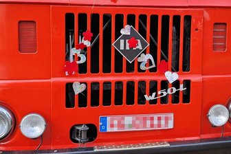 Mulda: Gemeindewehrleiter hat geheiratet – heimlich mit den IFA-Fahrern aus dem Erzgebirge - Mit ihrem W 50-Feuerwehrauto sind der Muldaer Gerd Saring und seine Frau Elke zum Standesamt gerollt.