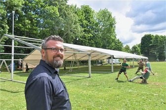 Mulda: Hutstadtfest hat am Freitagabend begonnen - Bürgermeister Michael Wiezorek freut sich auf das Hutstadtfest in Mulda. Anfang der Woche wurde das Festzelt aufgebaut.