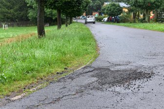 Mulda: Im Spätsommer beginnt die Winterflickung der Straßen - Auch die schadhafte Zufahrt zur Kita „Ankerplatz“ in Zethau, also der Schwingereiweg, soll repariert werden.