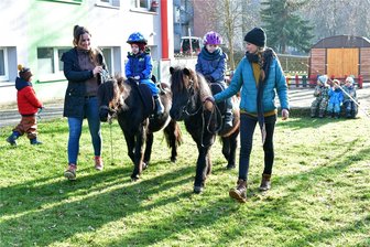 Mulda: In diese Projekte investiert die Gemeinde 2024 - Das Dach des Naturkinderhauses in Mulda, hier im Hintergrund, soll mit einer Photovoltaikanlage versehen werden. Im Bild die Arbeitsgemeinschaft Ponyreiten.