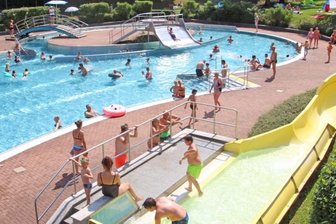 Mulda investiert kräftig ins Erlebnisbad - Das Erlebnisbad Mulda - hier ein Foto aus sonnigen Tagen - wird bis kommenden Juni energetisch saniert und bekommt neue Spielgeräte.