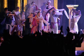 Mulda: Musical kommt gut an - Das Musical "Das Wagnis" wurde in Mulda aufgeführt, im Bild die Sängerinnen und Sänger vor der Kulisse von Jerusalem.