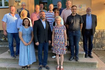 Mulda: Neue Gemeinderäte treffen sich zum ersten Mal - Der neue Muldaer Gemeinderat, hier mit Bürgermeister Michael Wiezorek (parteilos, vorn Mitte), traf sich am Montagabend zu seiner konstituierenden Sitzung. Von 14 Gemeinderäten waren 13 anwesend.