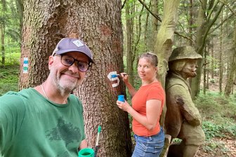 Mulda: Sternwanderung findet am Samstag statt - Oliver und Dagmar Hach beim Markieren der Wanderwege nahe Mulda. Zum ersten Mal entsteht ein durchgängig markierter Wanderweg vom Muldaer Ortskern nach Blockhausen. Zur Sternwanderung am 10. August wird dort eine der vier Routen verlaufen.