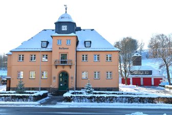 Mulda: Umbau des Feuerwehrgerätehauses als ein Thema - Im Muldaer Rathaus beraten die Gemeinderäte am Montag auch über den Umbau des Feuerwehrgerätehauses Mulda (hinten).