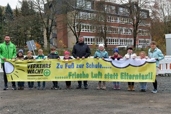 Mulda: Verkehrswacht hängt Banner vor Schule auf - An der Grundschule in Mulda brachten Schüler gemeinsam mit Schulleiterin Jacqueline Keißner, Bürgermeister Michael Wiezorek und Marko Bräuer (l.) von der Verkehrswacht am Donnerstag ein Plakat zum Parken vor dem Schulgelände an.