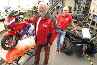 Muldaer Firma sorgt nicht nur in Mittelsachsen für Licht - Geschäftsführer Giesbert Klüber (vorn l.) und Projektmanager Udo Draeger in der neuen Werkstatt der "Motorradbauer". Im Hintergrund Werkstattleiter Thomas Bauer (r.) und Mechaniker René Rothe. 
