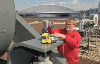 Elektromeister bei der Arbeit