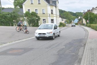 Muldaer Staatsstraßen: Wann kommt die Sanierung? - Die Hauptstraße in Mulda, die Ortsdurchfahrt, weist Schäden auf. Es handelt sich um eine Staatsstraße.