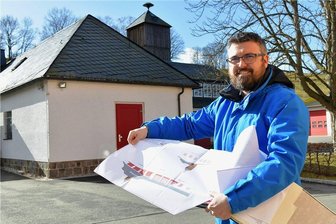 Muldas Bürgermeister im Interview: "Das Gerätehaus ist unser Großprojekt" - Der Muldaer Bürgermeister Michael Wiezorek (parteilos) mit Bauplänen für das neue Feuerwehrgerätehaus am Rathaus in Mulda. 