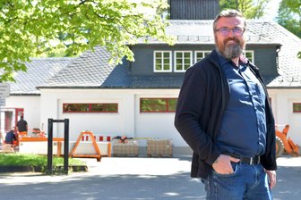 Muldas Feuerwache erlebt Generalüberholung - Das Feuerwehrgerätehaus in Mulda wird derzeit grundlegend erneuert, hier mit Bürgermeister Michael Wiezorek