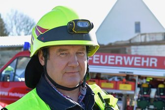 Muldas Gemeindewehrleiter und sein Vize sind ein gutes Duo - Muldas Gemeindewehrleiter Gerd Saring am 1. März beim Einsatz wegen eines eingestürzten Giebels eines Wohnhauses  in Helbigsdorf. Foto: Eckardt Mildner/Archiv