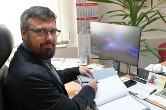 Muldas neuer Bürgermeister: "Die Arbeit ist anstrengend, aber schön" - Michael Wiezoreck (parteilos), der neue Bürgermeister der Gemeinde Mulda, an seinem Schreibtisch im Rathaus