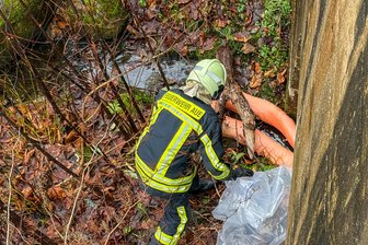 Mulde im Erzgebirge verschmutzt: 2500 Liter Heizöl ausgetreten – Feuerwehr im Einsatz - Die Feuerwehr konnte die Ölverschmutzung auf der Mulde in Aue bannen.