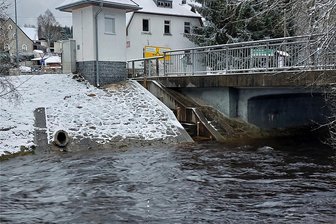 Mulde-Pegel in Rautenkranz: Freitagfrüh fehlten noch gut 40 Zentimeter bis zur Warnstufe 1 - Noch gut 40 Zentimeter bis Hochwasserwarnstufe 1: Pegel der Zwickauer Mulde am Freitag in Rautenkranz.