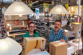 Muldecenter: Auch Leitermann baut um - Der Leitermann-Baumarkt in Rochlitz wird umgebaut. Nadine Naumann und Marktleiter Hagen Fischer sortieren Ware in der Lampenabteilung, die nach dem Umbau anders aussehen soll.