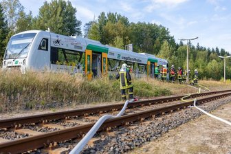 Dieser Triebwagen der Vogtlandbahn geriet am Montagnachmittag in Brand, 45 Feuerwehrleute waren im Löscheinsatz.