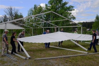 Muldenberg feiert im Doppelpack - Am Flößerplatz von Muldenberg ist am Dienstagnachmittag das Zelt aufgebaut worden.