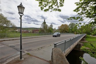Muldenbrücke in Waldenburg: Planungen für Neubau laufen an - Der Blick aus Richtung Mittelstadt-Zufahrt auf die Muldenbrücke, die als wichtige Verbindung zwischen Altstadt (im Hintergrund) und Stadtzentrum fungiert. 