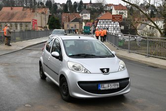 Muldenbrücke in Lunzenau: Stadt braucht noch viel mehr Unterstützung - Der Verkehr rollt wieder auf der Muldenbrücke in Lunzenau.