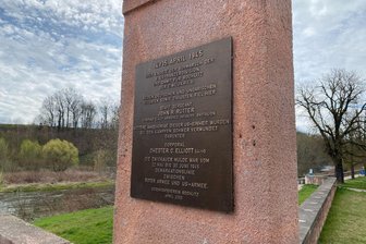 Muldenbrücke in Rochlitz: Erinnerung an das Ende des Zweiten Weltkriegs - Eine Bronzetafel erinnert an der Muldenbrücke in Rochlitz an die historischen Ereignisse.