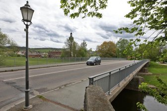 Muldenbrücke in Waldenburg: Planungen für Neubau laufen an - Der Blick aus Richtung Mittelstadt-Zufahrt auf die Muldenbrücke, die als wichtige Verbindung zwischen Altstadt (im Hintergrund) und Stadtzentrum fungiert. 