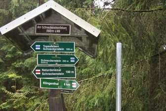 Muldenhammer beschildert neu: Altwegewart sauer - Wegweiser aus Holz werden auf dem Gebiet der Gemeinde Muldenhammer ersetzt. Masten aus Stahl (rechts) stehen bereits.