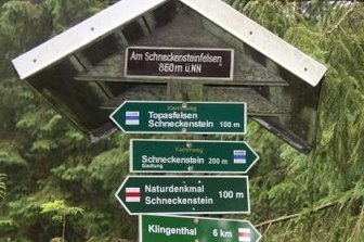 Muldenhammer beschildert neu: Altwegewart sauer - Wegweiser aus Holz werden auf dem Gebiet der Gemeinde Muldenhammer ersetzt. Masten aus Stahl (rechts) stehen bereits. 