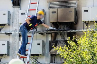 Muldenhammer: Brand an Photovoltaikanlage - Der Wechselrichter der Anlage: Die Kabel sind geschmort.