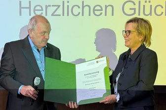 Muldenhammer jetzt offiziell Erholungsort - Tourismusministerin Barbara Klepsch übergibt Bürgermeister Wolfgang Schädlich das Zertifikat.
