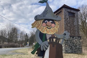 Muldenhammer kämpft um staatliche Anerkennung als Erholungsort - Wurzelrudi, das Maskottchen aus dem Erzgebirge, leitet Touristen auch in Muldenhammer.
