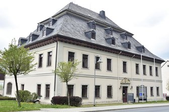 Muldenhammer kauft neue Technik für den Bauhof - Rathaus der Gemeinde Muldenhammer ist das Herrenhaus Tannenbergsthal.