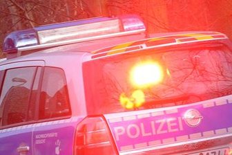 Muldenhammer: Mit Sprung aus brennendem Audi gerettet - Ein 46-Jähriger fuhr mit einem Audi am Dienstagabend in Muldenhammer die Schneckensteiner Straße in Richtung Schneckenstein entlang, als er bei der Berganfahrt leichten Qualm aus dem Motorraum bemerkte.