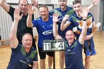 Muldenhammer mit weißer Weste - Nach dem 11:4-Sieg bei Plauen-Mitte bejubelten die Spieler des TTV Erlbach den Klassenerhalt.