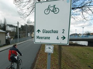 Muldentalradweg: Beschilderung bis 2010 - 
              <p class="artikelinhalt">In der Ortslage Remse erhalten die Radfahrer eine klare Orientierung, wie viel Kilometer sie bis nach Meerane beziehungsweise bis nach Glauchau zu strampeln haben. Wiegand Sturm</p>
            