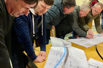 Muldentalstraße im Erzgebirge wird für ein dreiviertel Jahr gesperrt - Einwohner von Rechenberg bei der Vorstellung der Lasuv-Bauplanungen für die Muldentalstraße am 9. Februar.
