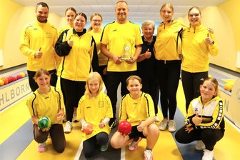 Multifunktionär aus Hirschfeld geht in die Vollen - Michael Becker (M.) vom Hirschfelder SV wurde durch die Sparkassenstiftung für Jugend und Sport mit dem Nachwuchspreis „Ehrenamt 2024“ ausgezeichnet.