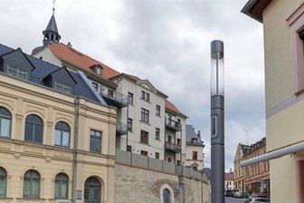 Multifunktions-Stele mit Glaskasten auf dem Teichplatz in Meerane: Gibt es hier „teure Fotos“ für Temposünder? - Die Multifunktions-Stele mit Scheibe sorgt für Diskussionen in Meerane.