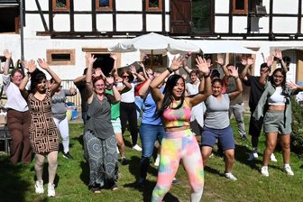Multikultureller Austausch auf dem Berghof: Ein Fest der Lebensfreude gleich neben der Chemnitz - Südamerikanischer Rhythmus vor deutscher Fachwerkfassade: Beim Sommerfest des Vereins Berghof in Göritzhain brachte Yudeima den Gästen bei, wie man in Venezuela tanzt. Sie lebt seit gut einem Jahr in Deutschland und wohnt in Lunzenau.