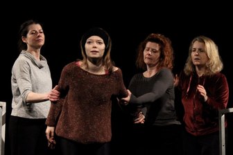 Multilinguales Theater: „Die schöne Susanne“ feiert Premiere in Chemnitz mit einem rumänischen Shootingstar - Isabelle Weh, Alexia Gales, Alica Weirauch und Ildikó Eszter Frank (von links) bei einer Probe für das Stück „Die schöne Susanne“.