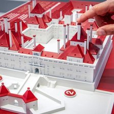 Multimedial auf der Spur des Kurfürsten - Renaissanceschloss zum Anfassen: Ein Tastmodell soll nicht nur Menschen mit Sehbehinderung helfen, die vierflügelige Anlage zu verstehen. Auch Bauskizzen des Kurfürsten sind in der Sonderausstellung zu sehen.