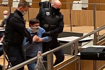 Mund-Nase-Schutz nicht korrekt getragen: Pro-Chemnitz-Mitglied von Stadtratssitzung ausgeschlossen - Hinzugerufene Polizisten trugen den Stadtrat aus dem Saal.