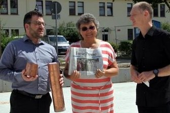 Mund-Nasen-Schutz für den Grundstein - Holger Nerlich von der Sparkasse befüllte zusammen mit Jens Hertzer von Sanivest und Christine Zwinscher von Z&L die Kapsel für den Grundstein.