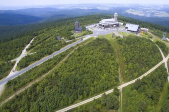 Mundart-Wettbewerb 2020: Liebeserklärungen an fast 50 Orte - Vom Fichtelberg, dem höchsten Gipfel des sächsischen Erzgebirges, hat man die Region mit all ihren wunderbaren Orten gut im Blick. 