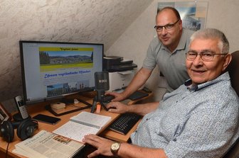 Mundart-Wörterbuch für das Vogtland: Senior geht mit Projekt online - Michael Stieber (66, vorn) hat zusammen mit seinem Schwager Frank Schneider (52) ein Online-Wörterbuch zur vogtländischen Mundart erstellt. Das Besondere des Projektes der Männer aus Muldenberg und Beerheide: Alle Wörter und Redewendungen kann man sich vorlesen lassen.